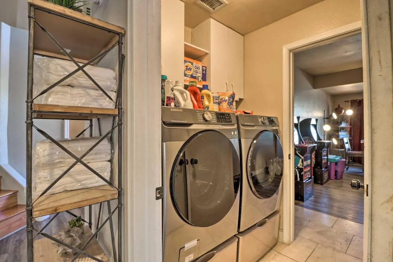 Lavish Avondale Escape With Private Pool And Game Room Holiday home
